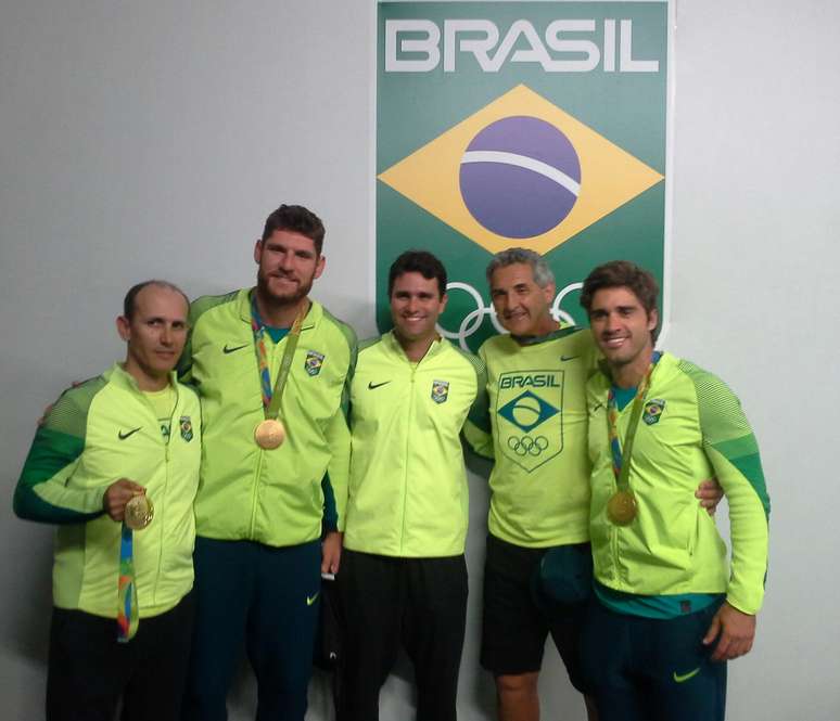 Alison (o mais alto) e Bruno com a comissão técnica do vôlei de praia, ouro nos Jogos do Rio