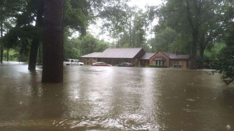 Perkins postou foto de sua prórpia casa inundada por chuvas na Louisiana