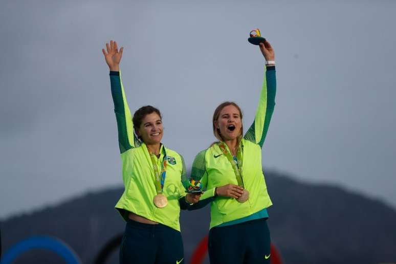 Martine Grael (à esquerda) e Kahena Kunze conquistaram a medalha de ouro na prova 49erFX da vela olímpica, no Rio de Janeiro