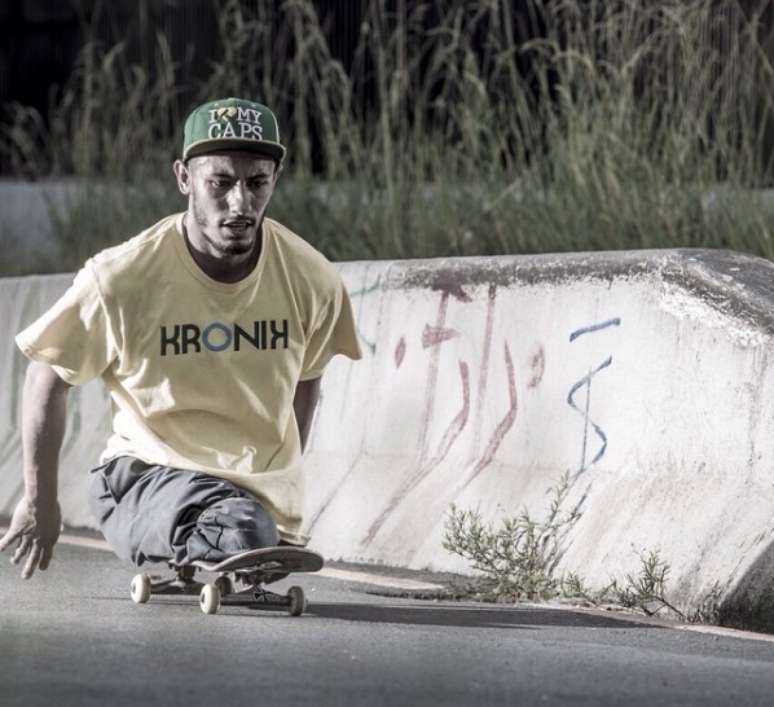 “No começo, meu primo me emprestava o skate dele. Aí, no carnaval de 2003, o Rafael Pingo (skatista renomado) me viu andando e me deu o skate que ele estava usando.”