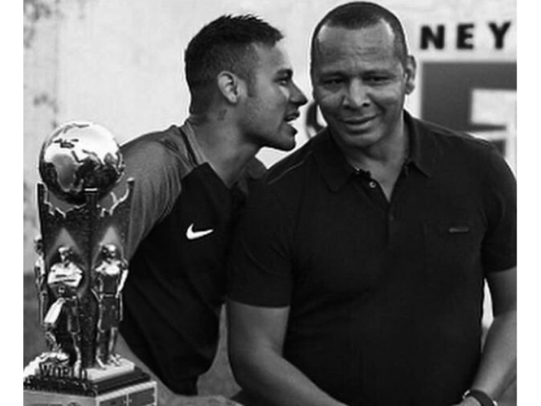 Neymar e o pai, que gerencia sua carreira, estavam enfrentando a acusação de não terem cumprido as suas obrigações tributárias em 2011 e 2013. Segundo o processo, os valores atualizados chegariam em R$ 200 milhões.