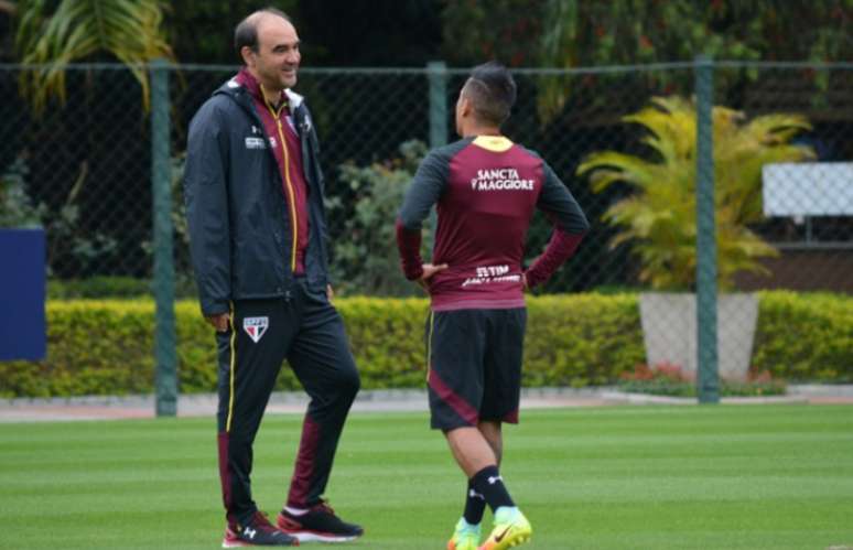 Gomes conversa com Cueva durante treino do São Paulo (Foto: Ana Luiza Rosa/saopaulofc.net)