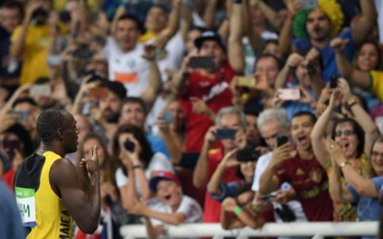 Bolt comemora com a torcida a vitória no revezamento 4 x 100 m, que lhe deu sua nona medalha de ouro olímpica na história dos Jogos (Foto: JOHANNES EISELE / AFP)