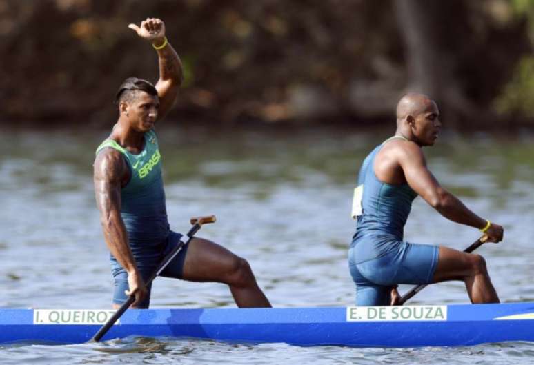 Isaquias conquistou mais uma prata, agora ao lado de Erlon de Souza (Foto Damien MEYER / AFP)