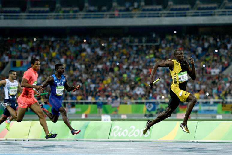 Bolt arranca para a vitória após receber o bastão