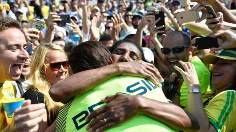 O atleta comemora com a m&atilde;e a conquista do bronze ol&iacute;mpico na prova dos 200 metros na canoagem de velocidade. 