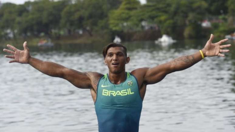 Em imagem que j&aacute; correu o mundo, o baiano celebra a prata na final ol&iacute;mpica dos 1000 metros. 