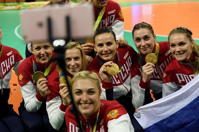 Atletas russas tiram selfie exibindo suas medalhas de ouro após a final do handebol feminino, na Rio 2016