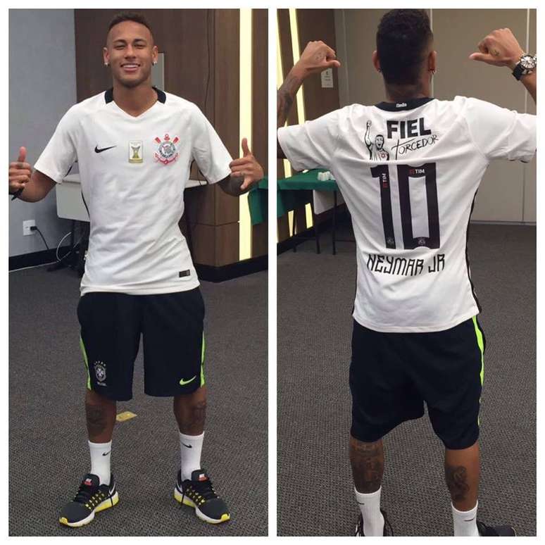 Antes da partida contra a Colômbia, pelas quartas de finalda Rio 2016, Neymar posou para foto usando uma camisa do Corinthians com seu nome