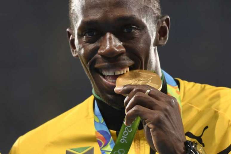 Usain Bolt recebeu neste sábado a medalha de ouro do revezamento 4 x 400 m (Foto: AFP PHOTO)