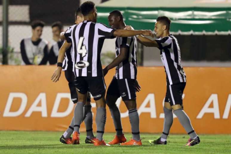 Neilton celebrando com Sassá a vitória do Botafogo em Juiz de Fora (Foto: SSPress/Botafogo)