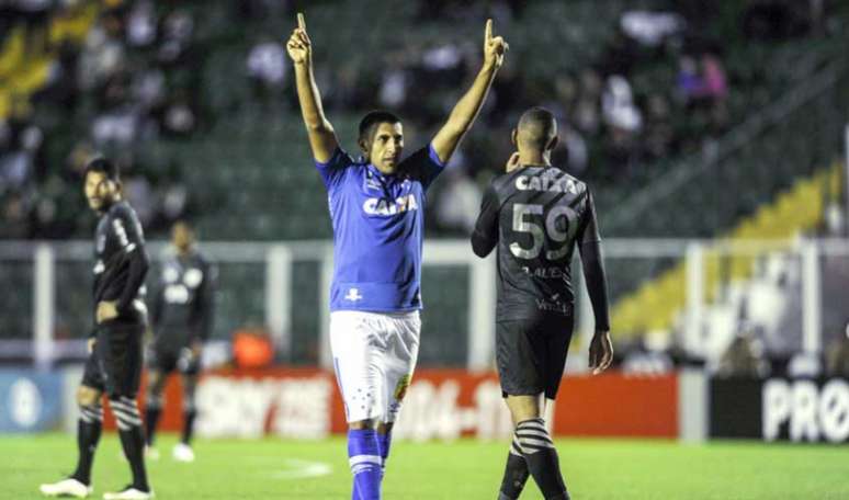 Com triunfo, Raposa depende de um tropeço do Vitória diante do Corinthians para permanecer fora da degola do Brasileirão