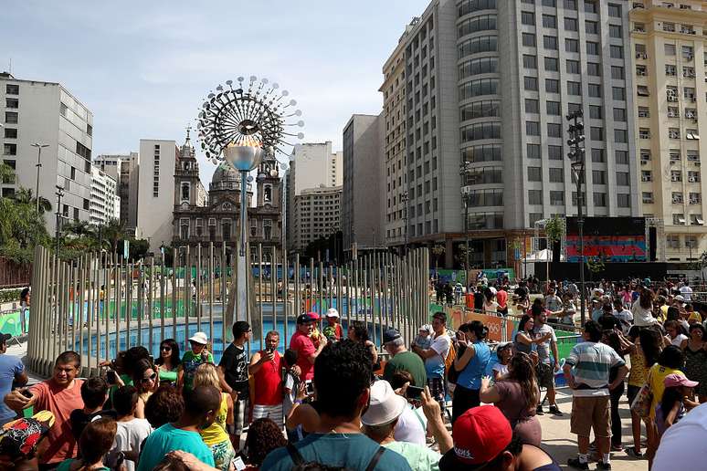 Pira Olímpica foi instalada na Candelária, no centro do Rio