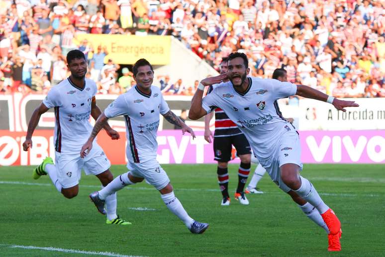 Henrique comemora o gol que marcou pelo Fluminense na vitória contra o Santa Cruz