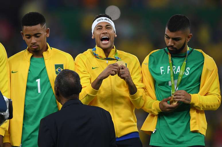 Gabriel Jesus e Gabigol vestiram a camisa do goleiro Fernando Prass, cortado da Seleção olímpica por contusão, após a conquista do ouro, no Rio