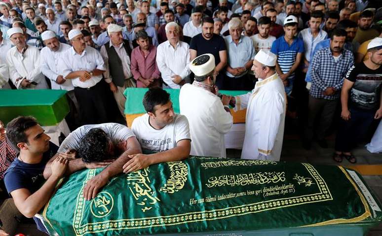 Vítima de ataque suicida na Turquia é enterrada