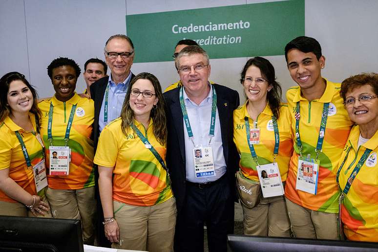 Thomas Bach, presidente do Comitê Olímpico Internacional, com voluntários da Rio 2016