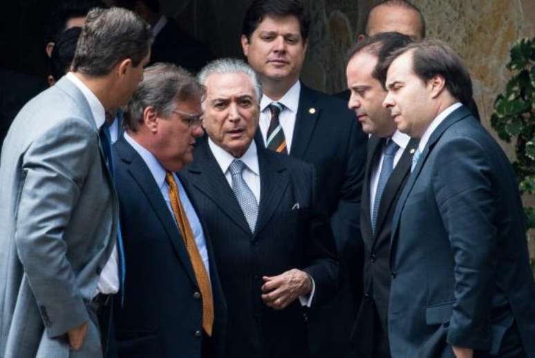 Brasília - O presidente interino Michel Temer se reúne com o presidente da Câmara, Rodrigo Maia, e líderes de partidos da base do governo, na residência oficial da Câmara dos Deputados 