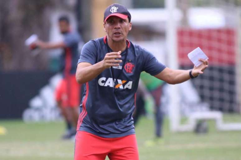 Zé Ricardo orienta jogadores (Foto: Divulgação/Flikr)