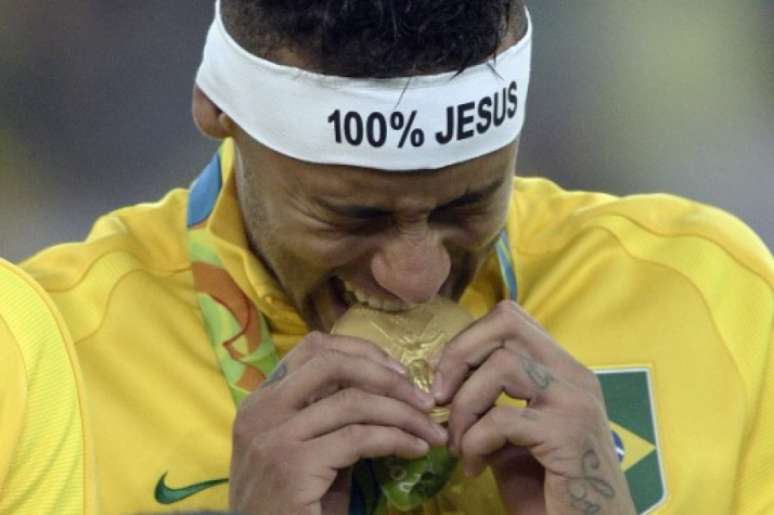 Neymar chora após conquista olímpica, diante da Alemanha, no Maracanã (Foto: JUAN MABROMATA / AFP)