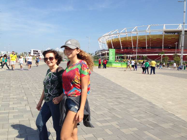 Celia com uma de suas netas no Parque Olímpico, no Rio de Janeiro