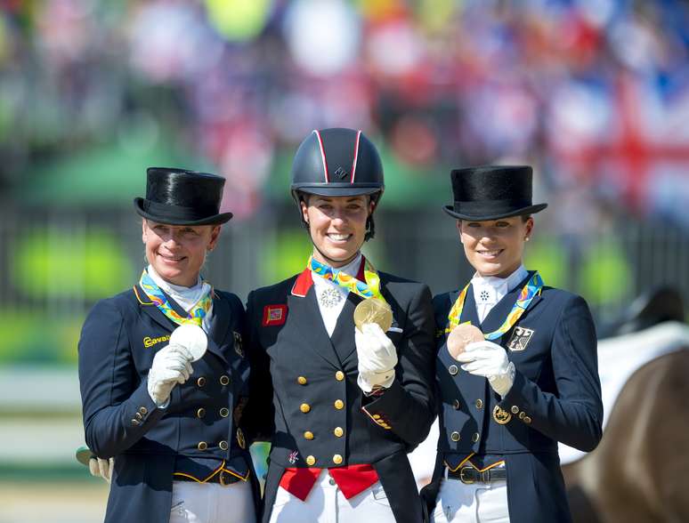 A britânica Charlotte Dujardin,  a alemã Isabell Werth e a também alemã Kristina Broring-Sprehe no pódio por adestramento individual