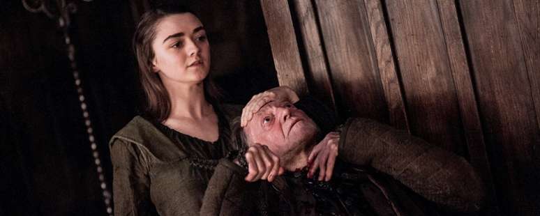 À esquerda, a atriz Maisie Williams como Arya Stark em Game of Thrones