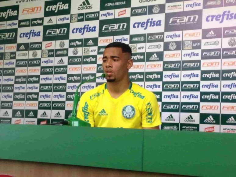 Gabriel Jesus, já com o cabelo e o cavanhaque pretos, deu entrevista nesta terça (Foto: Fellipe Lucena)