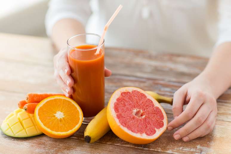 Beber muitos líquidos como sucos e água ajudam na desintoxicação