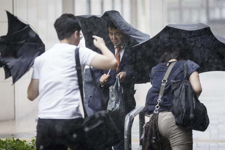 Japoneses sofrem com as rajadas de vento do tufão Mindulle