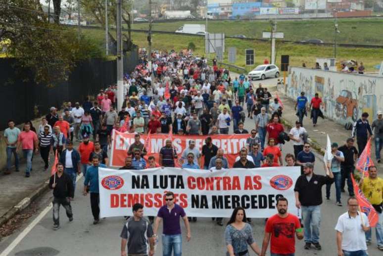 Após várias manifestações em defesa do emprego, os trabalhadores da Mercedes-Benz assinaram o acordo que garante o PDV e evitará demissões