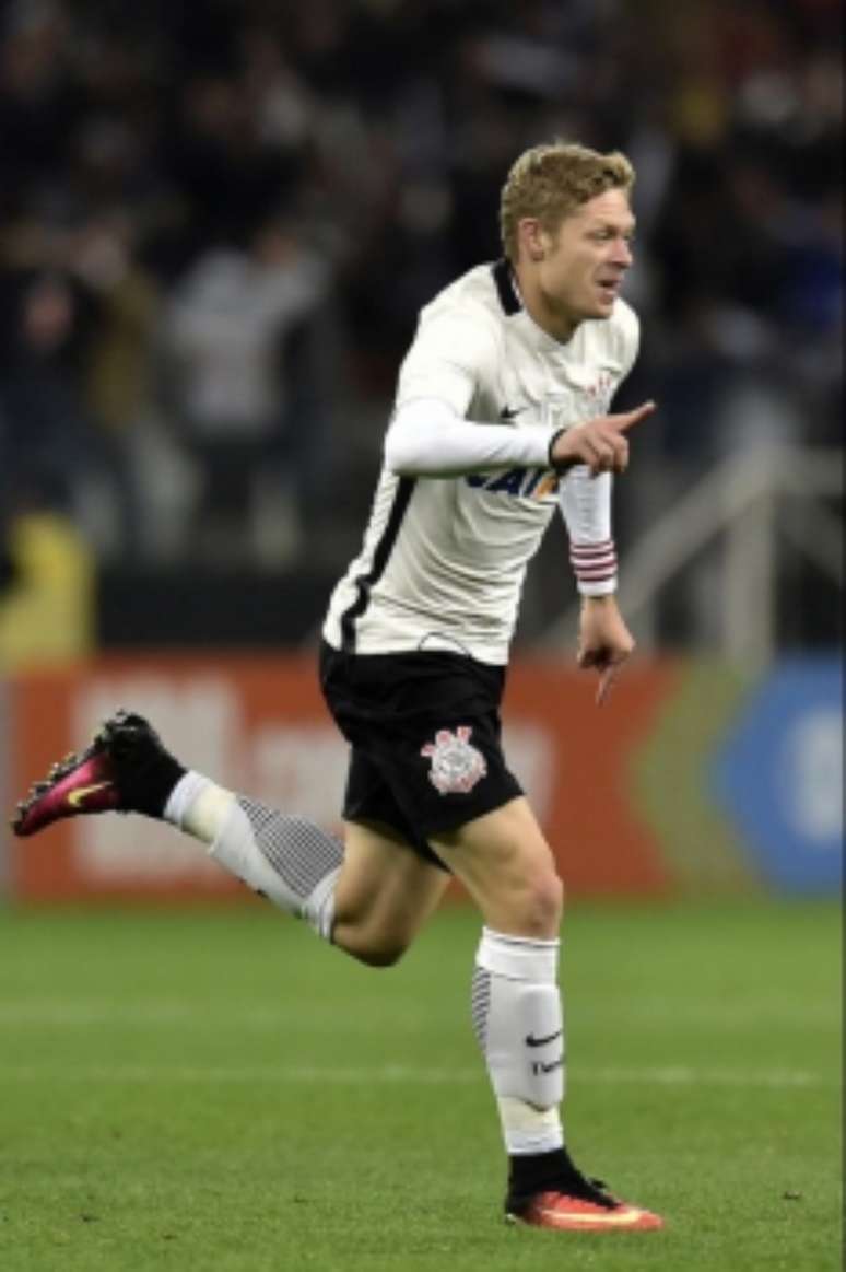 Marlone recebeu apoio da torcida e foi decisivo contra o Vitória (Foto: Mauro Horita/AGIF/Lancepress!)