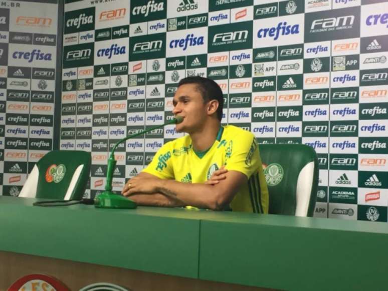 Atacante concede entrevista coletiva na Academia de Futebol (Foto: Thiago Ferri)