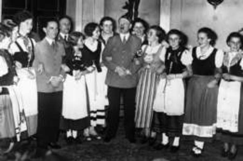 Além de ministro da Propaganda, Goebbels (esq.) era mão direita de Hitler (centro)