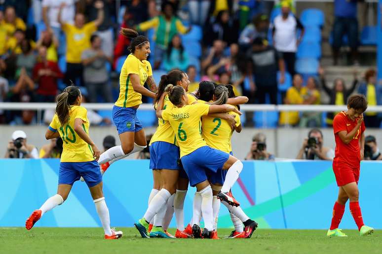 A longa jornada olímpica começou três dias antes da cerimônia de abertura, vendo a estreia da Seleção Brasileira feminina de futebol, ouvindo os gritos dos vendedores: "water and beer!"