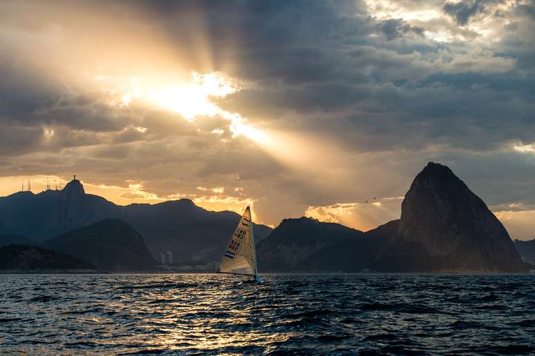 Com os barcos navegando boa parte da prova muito distantes da praia, acompanhar a prova de vela foi divertido ao lado dos torcedores que comiam milho cozido sentados na areia e aguardando pela emoção do fim da prova já mais próxima de nossa visão