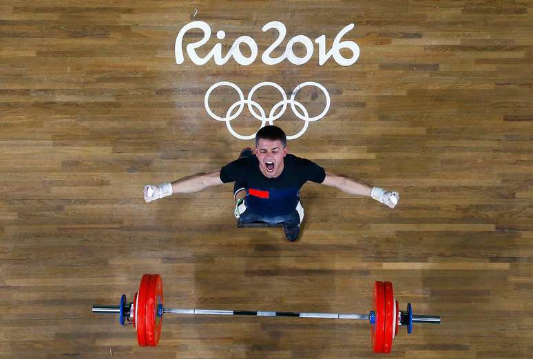 No local de competi&ccedil;&atilde;o do levantamento de peso, gritos n&atilde;o eram limitados aos atletas no sucesso ou fracasso de suas oportunidades. Era curioso (e sarc&aacute;stico) o entusiasmo da torcida quando os ju&iacute;zes eram anunciados pelo locutor, como se fossem craques de um time de futebol