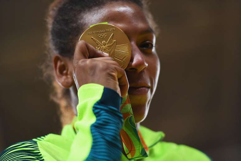 Durante a luta em que garantiu a conquista do ouro contra a rival da Mong&oacute;lia, a judoca Rafaela Silva era puro 'sangue nos olhos'. J&aacute; no p&oacute;dio, a brasileira fazia at&eacute; gra&ccedil;a com sua medalha