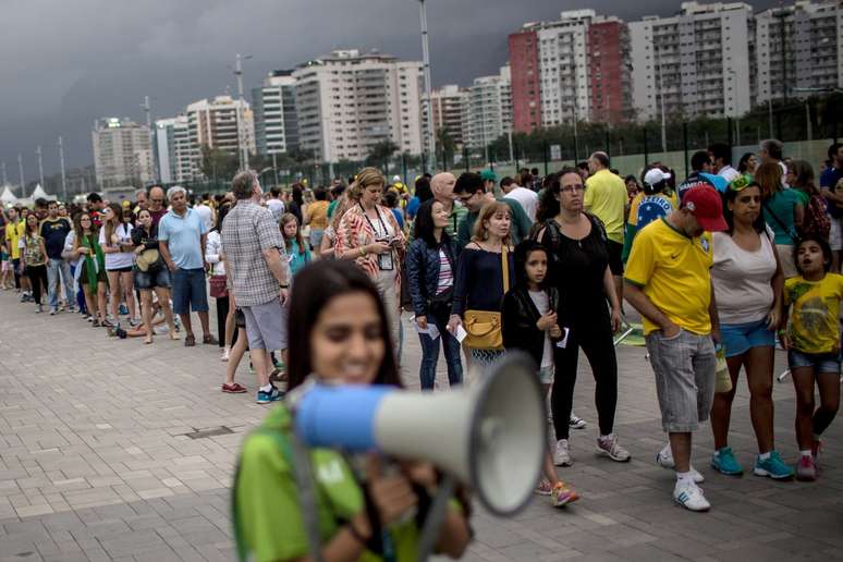 Voluntários, inclusive estrangeiros, se espalham por todos os locais de competição pela cidade. Mas nem sempre conseguiam passar a informação que necessitava, apesar de todo o esforço