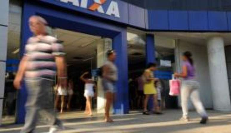 Os juros do crédito para a compra de veículos, por exemplo, chegou a 27,06% ao ano, na Caixa Econômica Federal