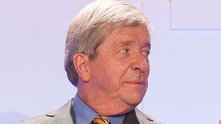 Joe Kenda ouve os relatos durante interrogatórios com muito ceticismo 