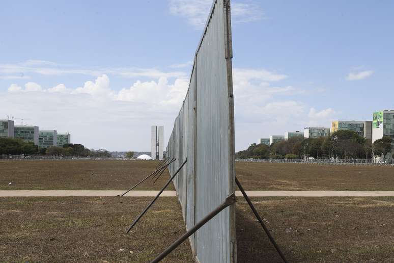 Muro do impeachment é reerguido na Esplanada dos Ministérios, em Brasília