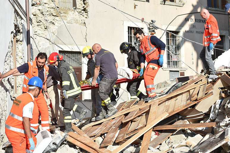 Ferido por terremoto é levado por equipe de socorro na Itália