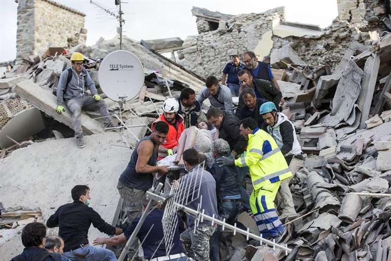 Mulher ferida é resgatada entre escombros de prédio destruído em Amatrice, na região central da Itália