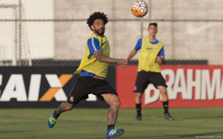 Cristian treinou entre os titulares nesta quinta-feira (Foto: Daniel Augusto Jr)