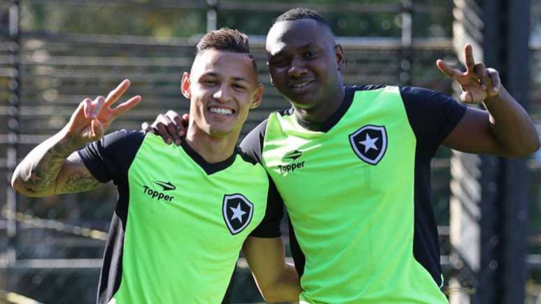 Neilton e Sassá levam para campo a amizade que têm entre as famílias (Foto: Vitor Silva/Botafogo/SSPress)