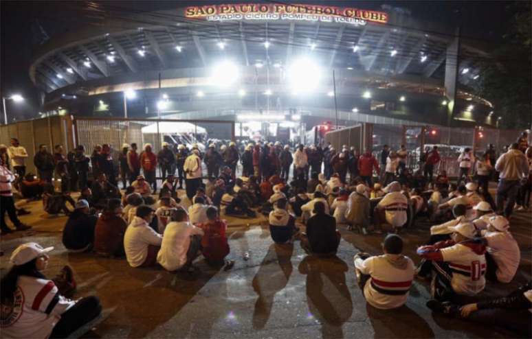 Irritada, torcida protestou do lado de fora do Morumbi após a derrota (Foto:Miguel Schincariol/Lancepress)