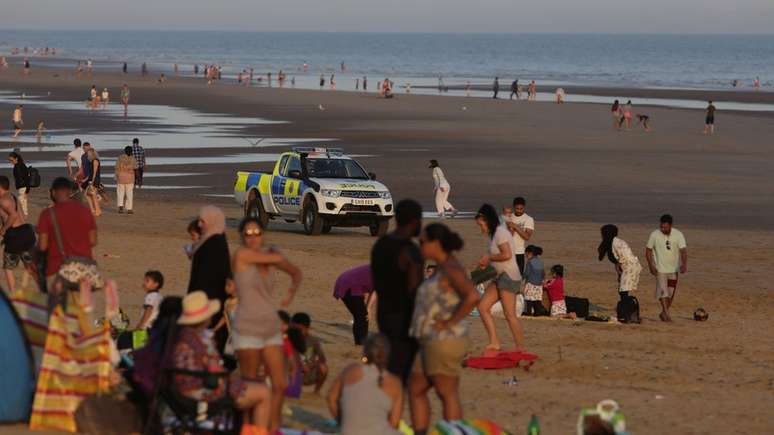 Camber Sands vinha atraindo cerca vde 25 mil pessoas por dia nesta semana