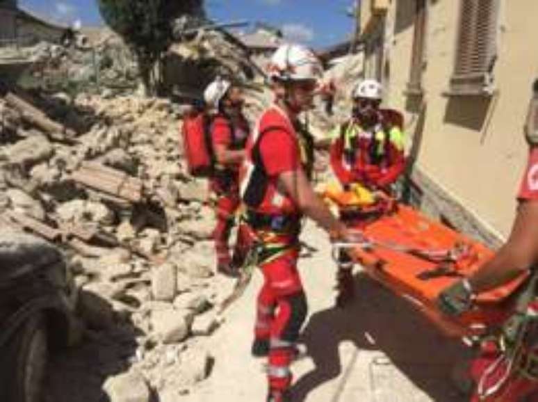 As equipes da Cruz Vermelha já chegaram para trabalhar entre os escombros em Amatrice