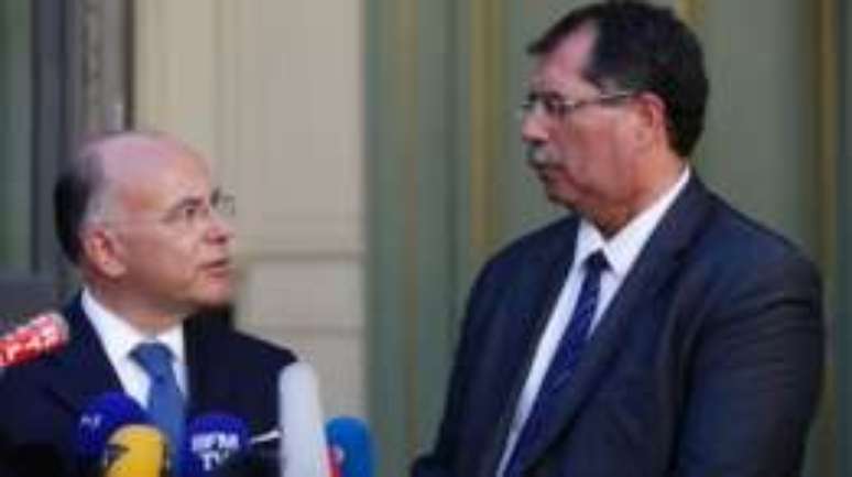 O ministro do Interior da França, Bernard Cazeneuve (à esq), se encontrou com Anouar Kbibech, presidente do Conselho Francês da Fé Islâmica, para debater a crescente estigmatização dos mulçulmanos